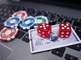 Dealer membagikan kartu dalam permainan Lucky Twins